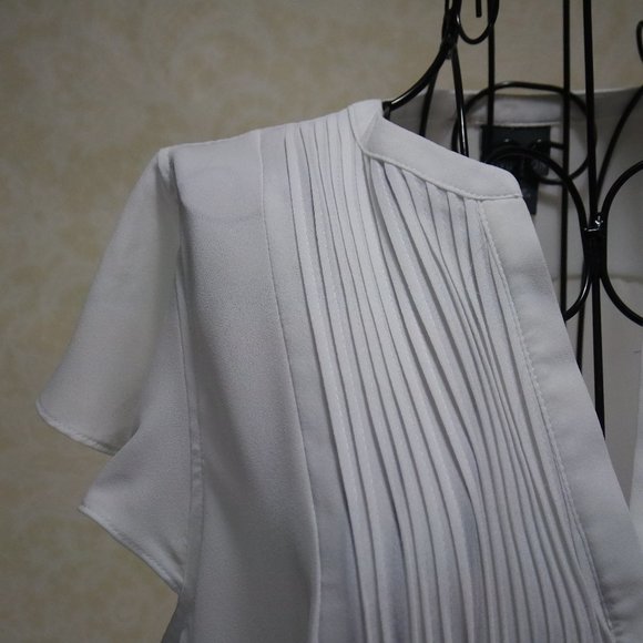 Covington White Flutter Sleeves VNeck Button Close Blouse -L - Picture 9 of 12